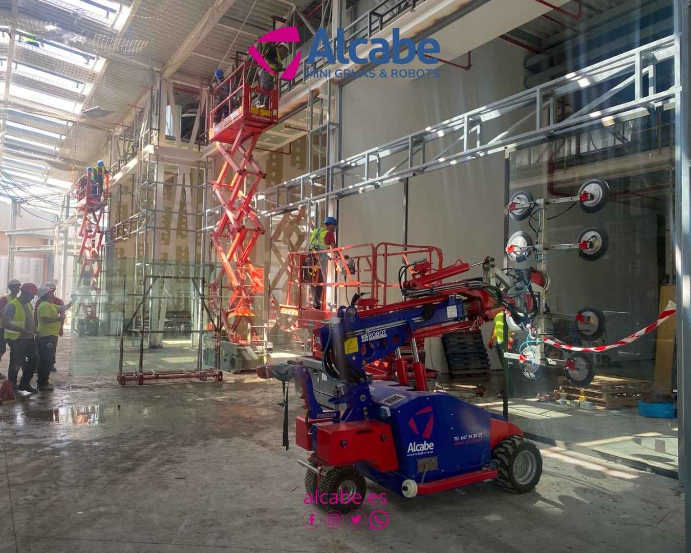 Robot Cristalero alquilado para la colocación de escaparates en el Centro Comercial Sevilla Fashion Outlet
