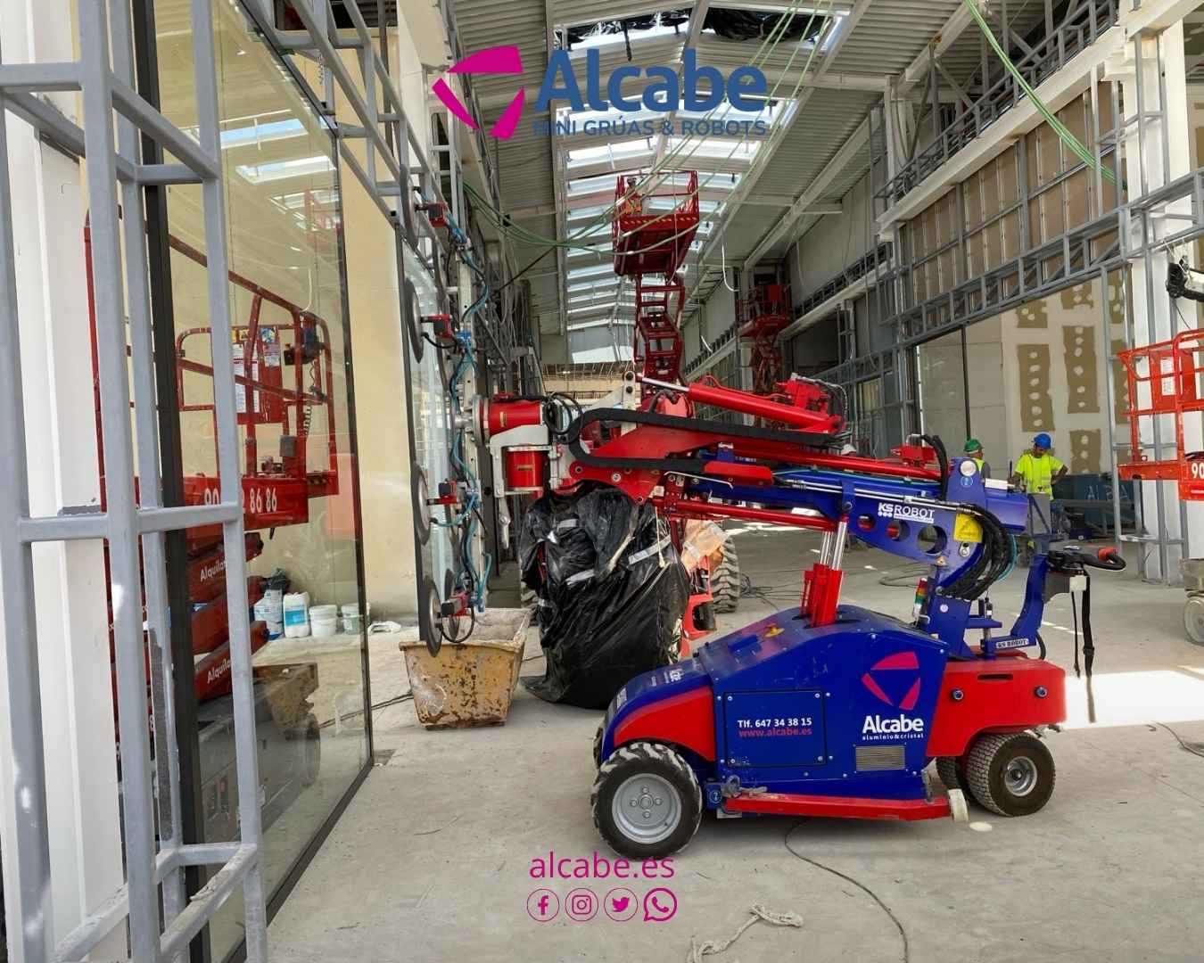 Robot Cristalero alquilado para la colocación de escaparates en el Centro Comercial Sevilla Fashion Outlet