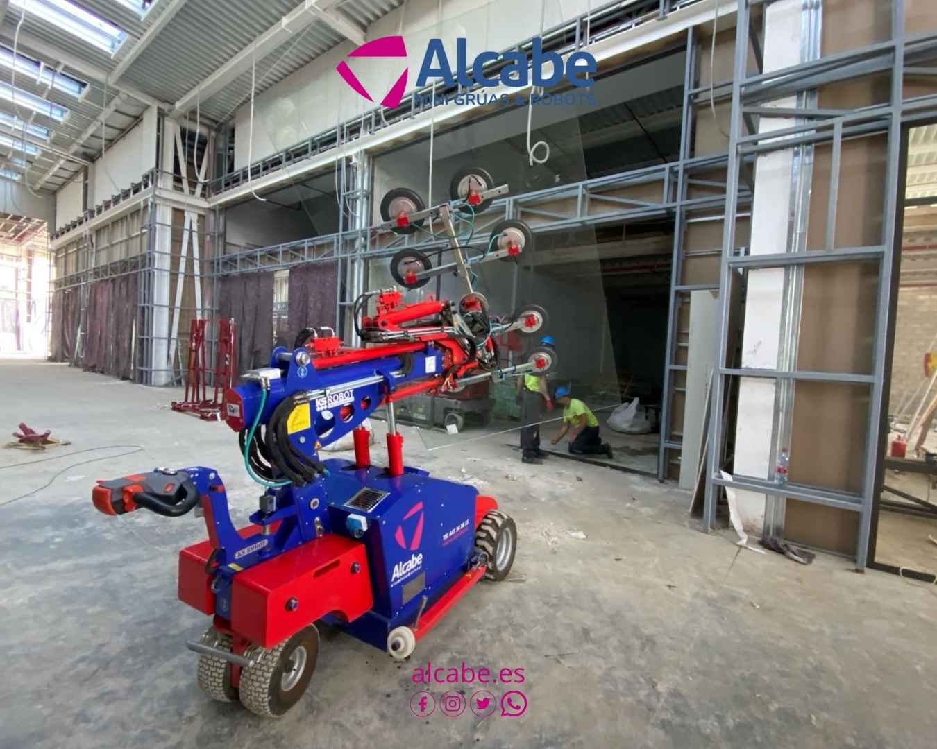 Robot Cristalero alquilado para la colocación de escaparates en el Centro Comercial Sevilla Fashion Outlet