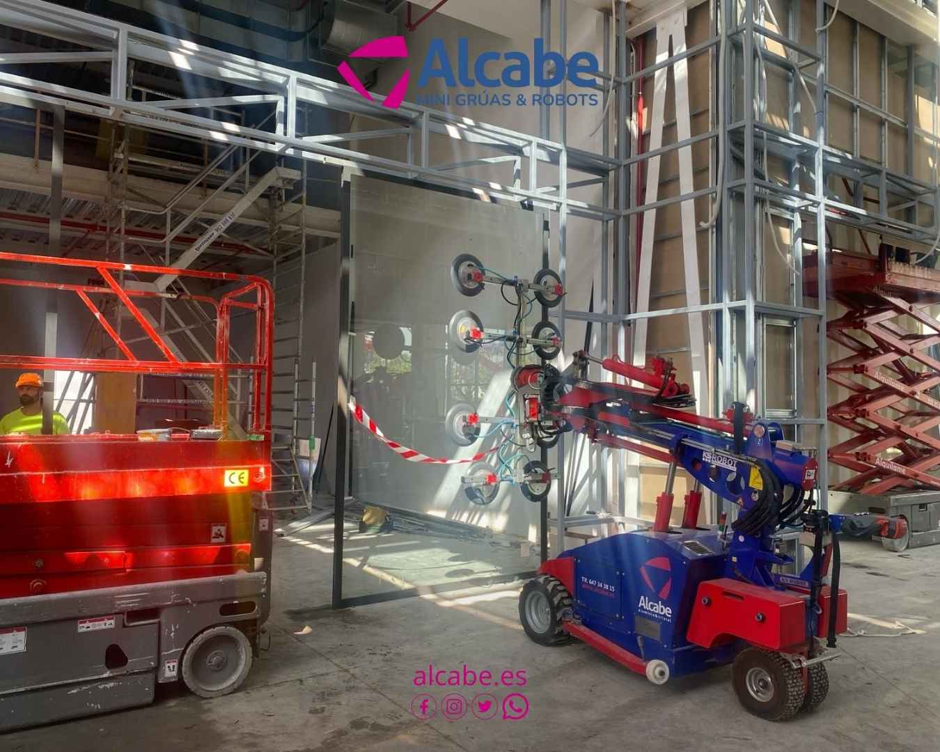 Robot Cristalero alquilado para la colocación de escaparates en el Centro Comercial Sevilla Fashion Outlet