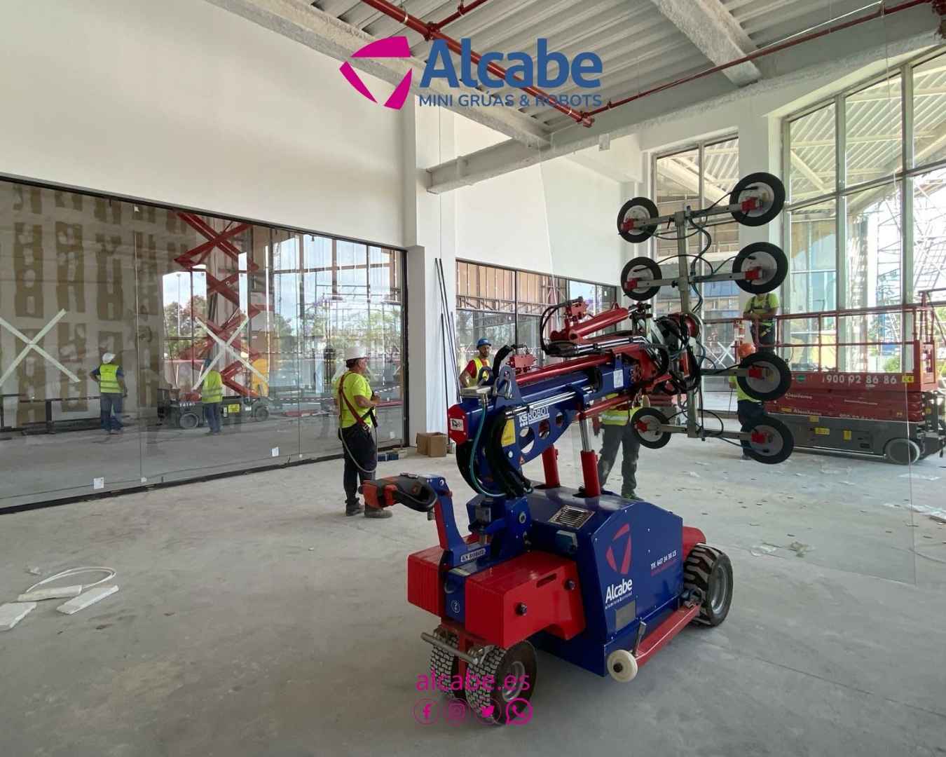 Robot Cristalero alquilado para la colocación de escaparates en el Centro Comercial Sevilla Fashion Outlet
