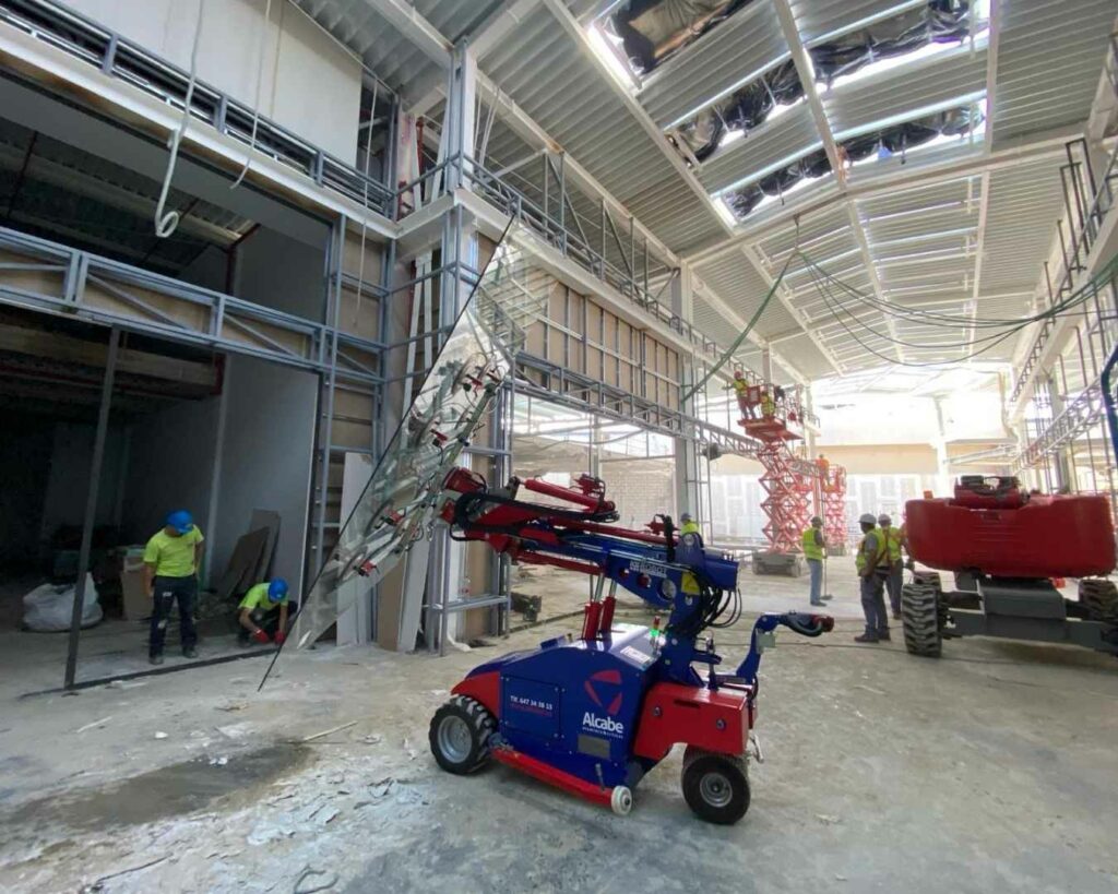 Robot Cristalero alquilado para la colocación de escaparates en el Centro Comercial Sevilla Fashion Outlet
