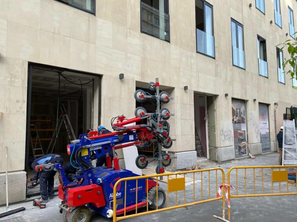 Instalación de cristales en distintos espacios del nuevo Hotel AVD en la Avenida de la Constitución, en el centro de Sevilla. Instalación de cristales en distintos espacios del nuevo Hotel AVD en la Avenida de la Constitución, en el centro de Sevilla.